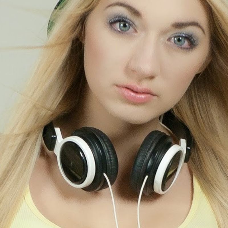 Ultimate Soundzz Headset inc Bass Booster (tm) - Image 2